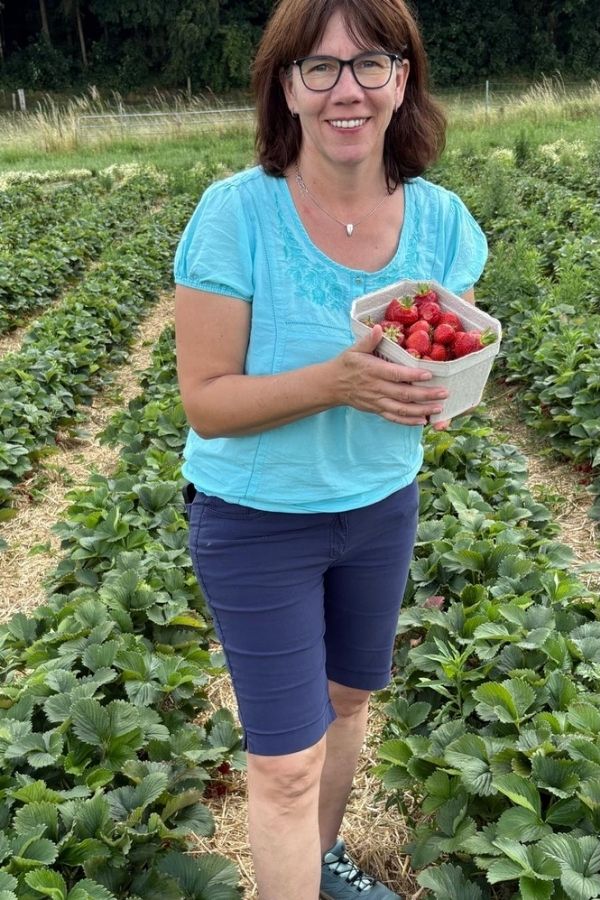 Jessica pfueckt und nascht Erdberren in Lavesum